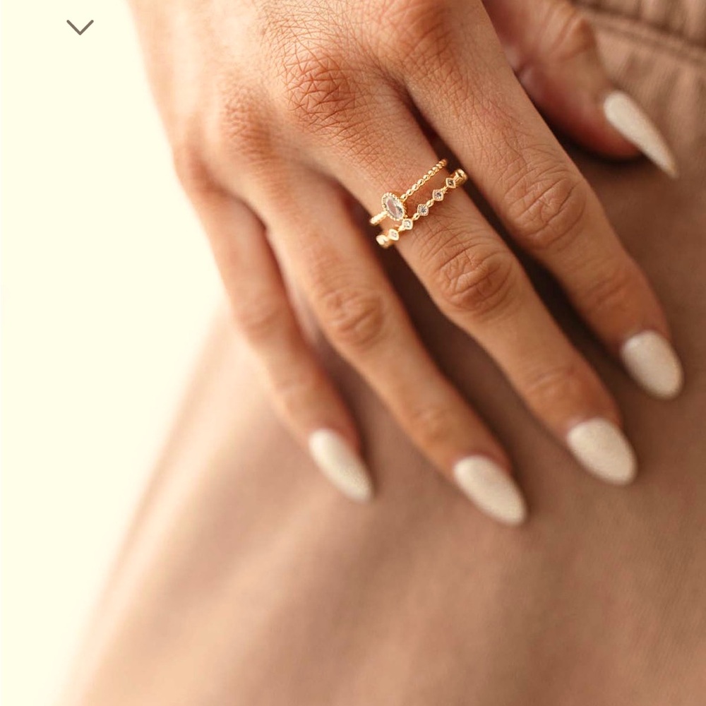 Adjustable (one size fits all) gold tone ring.